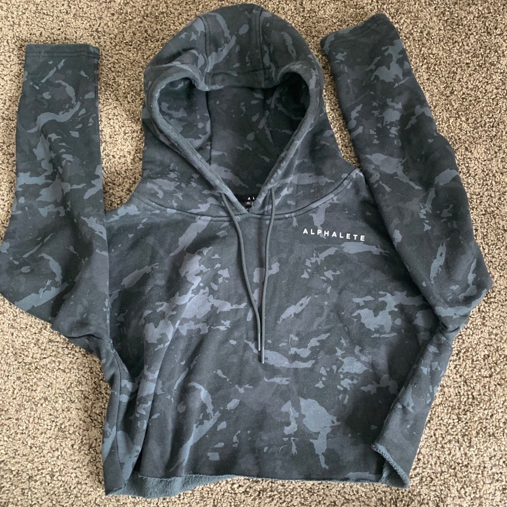 XL cropped camo alphalete hoodie